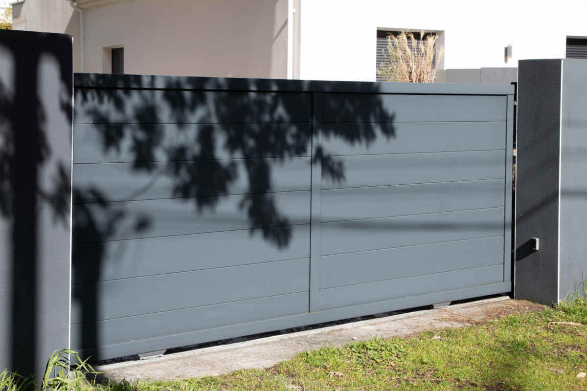 Comment bien préparer l’emplacement pour installer un portail coulissant 3 m ?