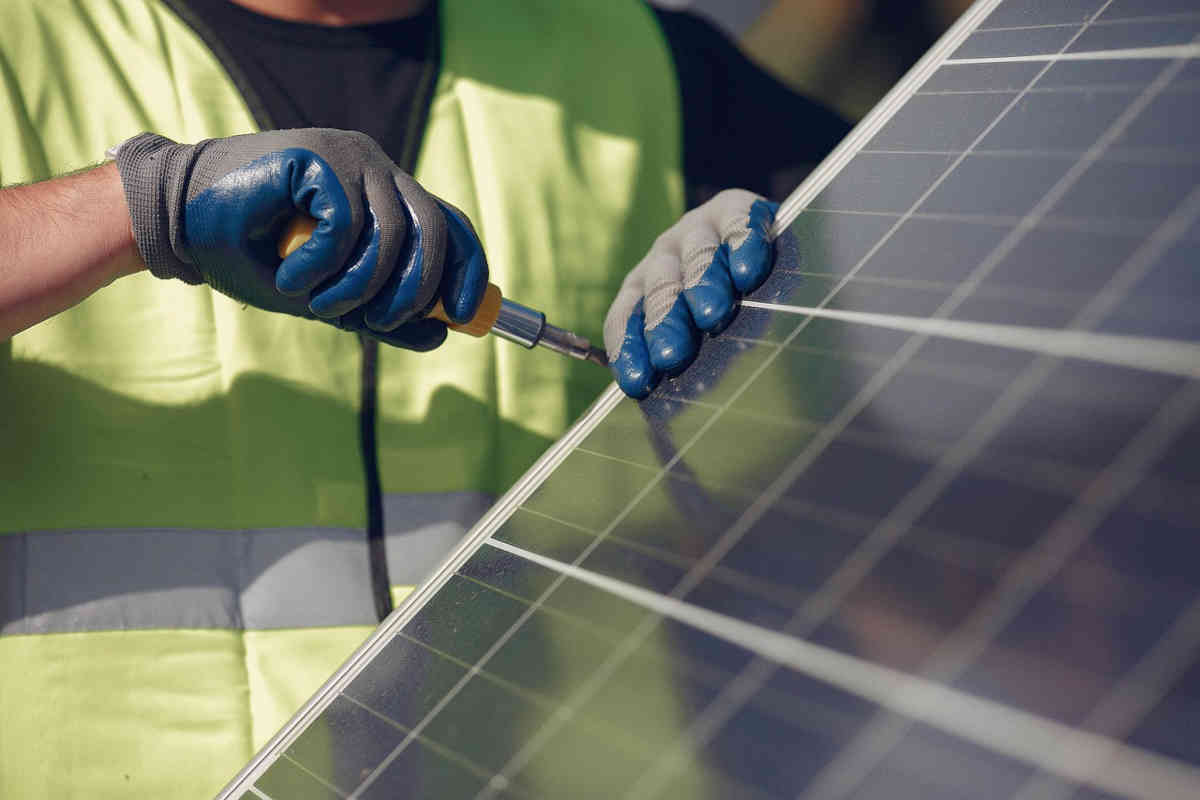 Comprendre l'assurance rc décennale pour les installateurs photovoltaïques