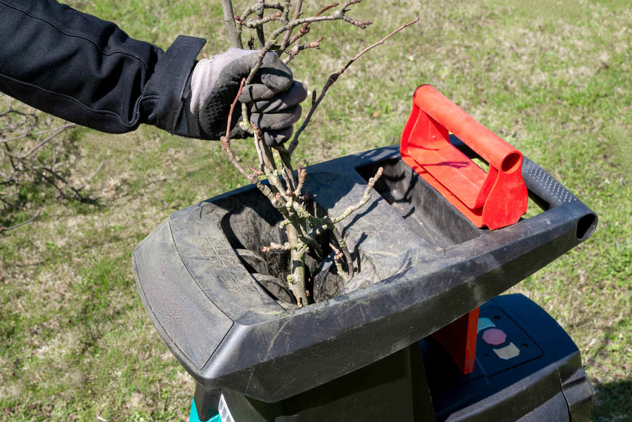 Comment bien choisir son broyeur de branches ? Notre sélection des meilleurs broyeurs végétaux (Avril 2024)