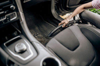 Nettoyer l'habitacle de la voiture avec le Karcher WD 5